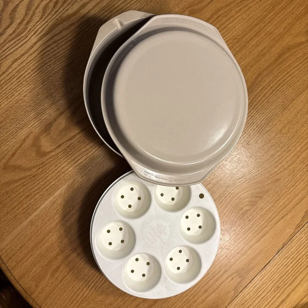 Lot Anchor Hocking Microware 5 Qt Dutch w/lid + Misc. Muffin And Bundt Pan